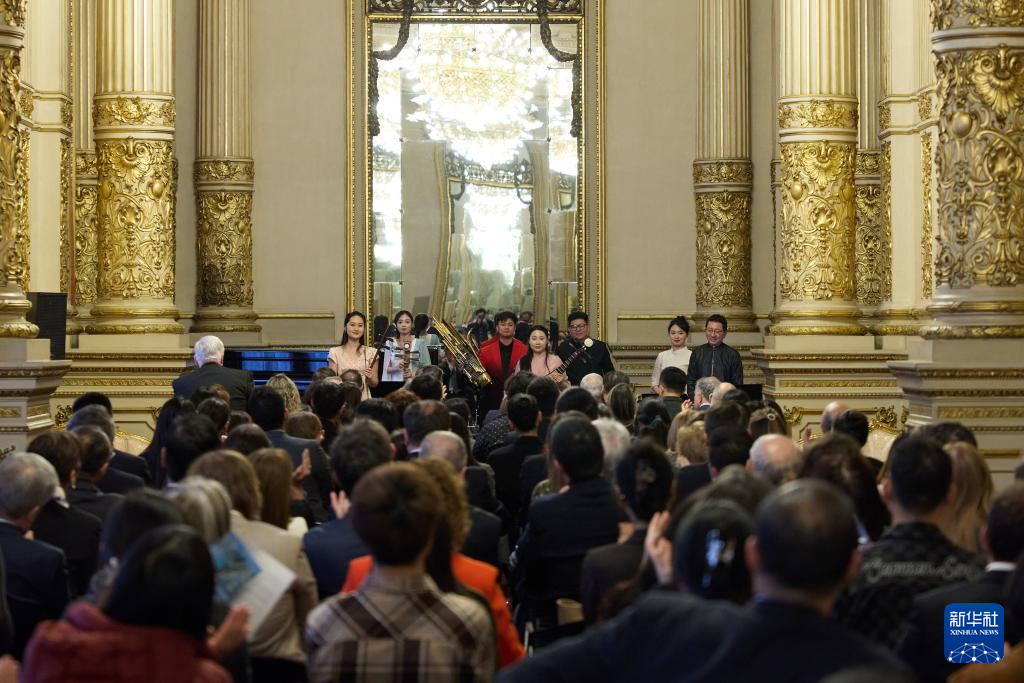 9月22日，中国民乐专场演出在阿根廷首都布宜诺斯艾利斯的科隆剧院举行。新华社记者孟鼎博摄