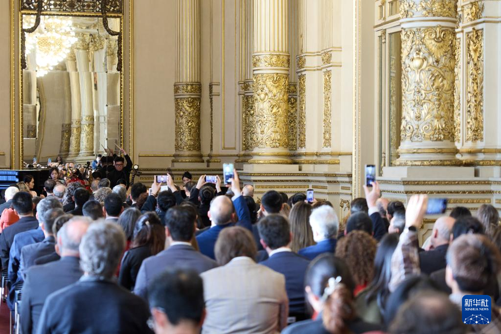 9月22日，中国民乐专场演出在阿根廷首都布宜诺斯艾利斯的科隆剧院举行。新华社记者孟鼎博摄