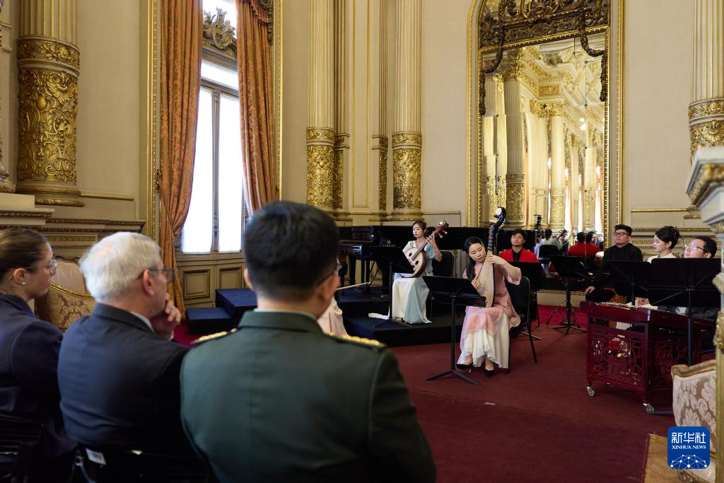 9月22日，中国民乐专场演出在阿根廷首都布宜诺斯艾利斯的科隆剧院举行。新华社记者孟鼎博摄