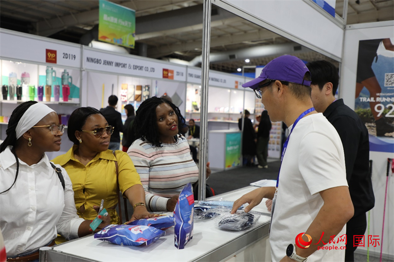 在第九届中南贸易博览会上,参观者与中国展商交流。人民网记者 戴楷然摄