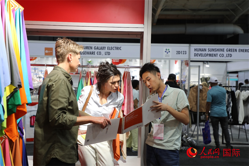 在第九届中南贸易博览会上,参观者与中国展商交流。人民网记者 戴楷然摄