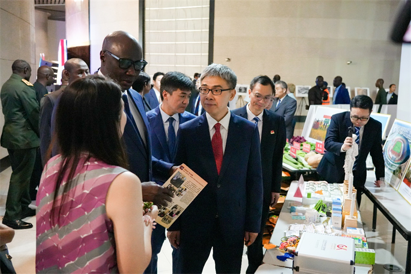 在招待会现场,中塞两国嘉宾亲切交流。中国驻塞内加尔大使馆供图