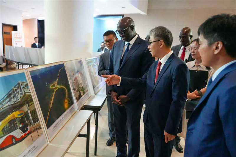 在招待会现场,中塞两国嘉宾共同参观中塞合作成果展。中国驻塞内加尔大使馆供图
