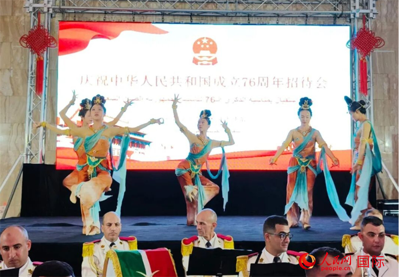 中国艺术团表演中国民族舞蹈。人民网记者 郝瑞敏摄