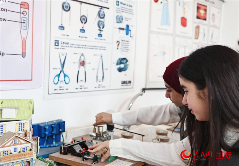 巴格达富拉特学校的学生在上实验课。人民网 伊纳斯·易卜拉辛摄