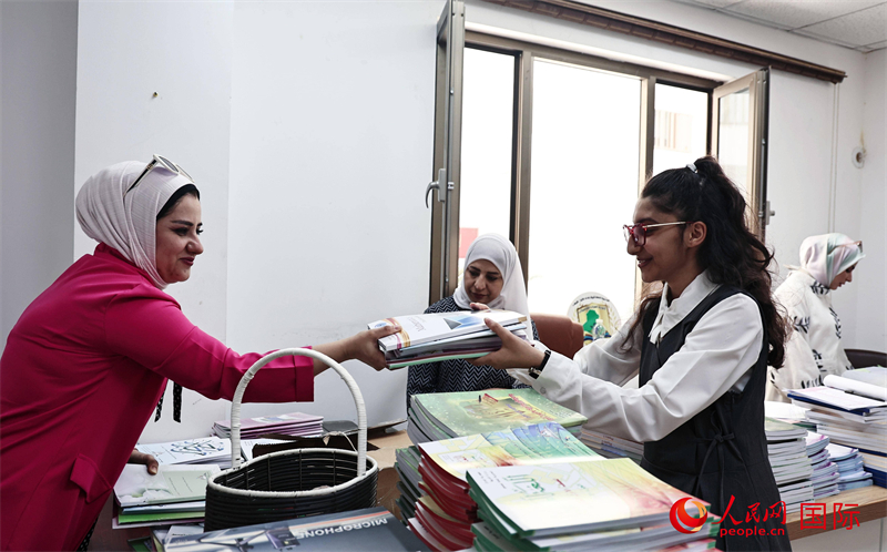 巴格达富拉特学校的学生在领取书本。人民网 伊纳斯·易卜拉辛摄