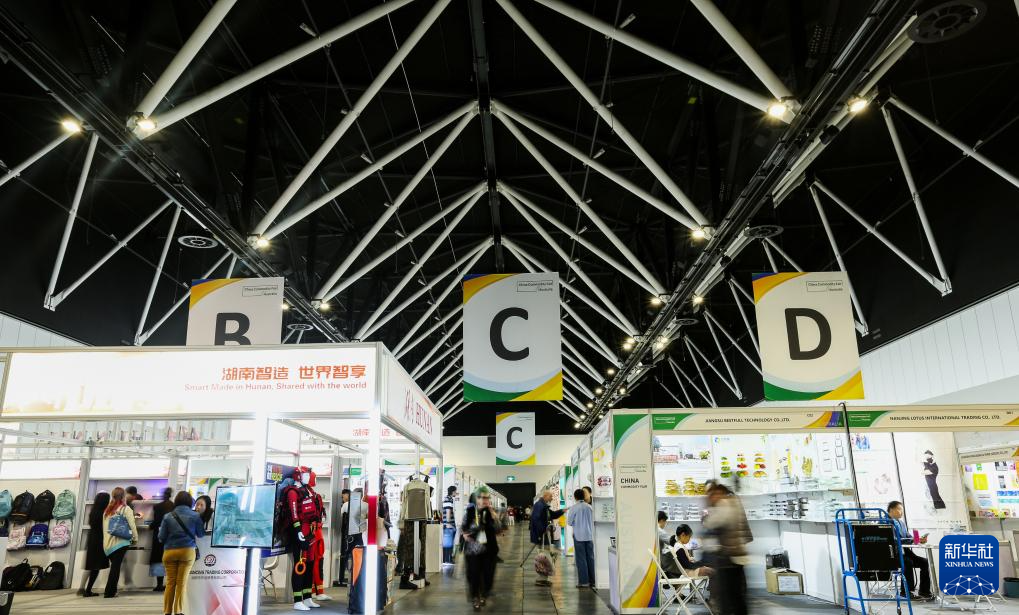 9月25日，在澳大利亚悉尼，人们在第二届中国消费品（澳大利亚）品牌展上参观。新华社记者 马平 摄