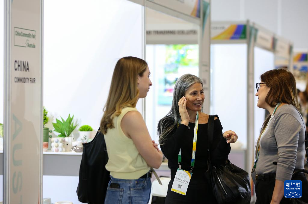 9月25日，在澳大利亚悉尼，人们在第二届中国消费品（澳大利亚）品牌展上交流。新华社记者 马平 摄