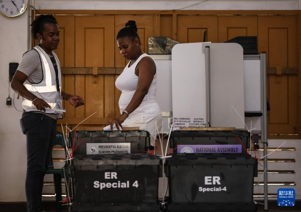 9月25日，选民在塞舌尔首都维多利亚的一处投票站投票。新华社记者 韩旭 摄