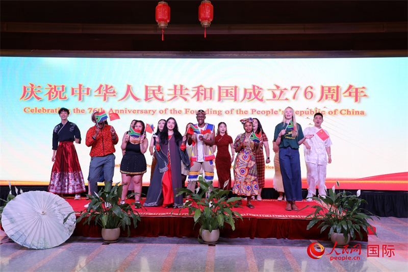 招待会现场,来自中国文化和国际教育交流中心南非孔子课堂的师生合唱歌曲。人民网记者 戴楷然摄