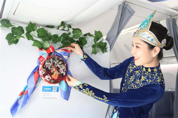 空乘人员摆放纪念复航陈设。南方航空供图