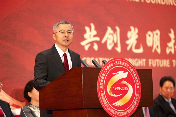 中国驻英国大使馆临时代办王起发表致辞。主办方供图