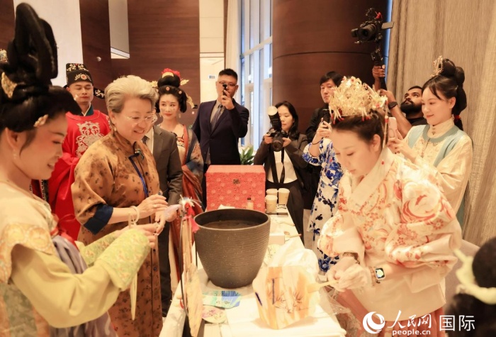 体验中式印染。人民网记者 管克江摄