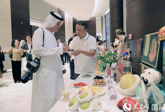 品尝新疆特产。人民网记者 管克江摄