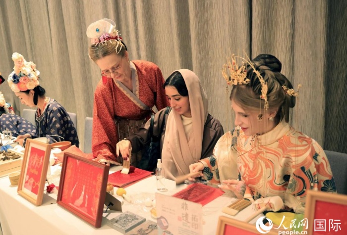 体验中国拓印。人民网记者 管克江摄