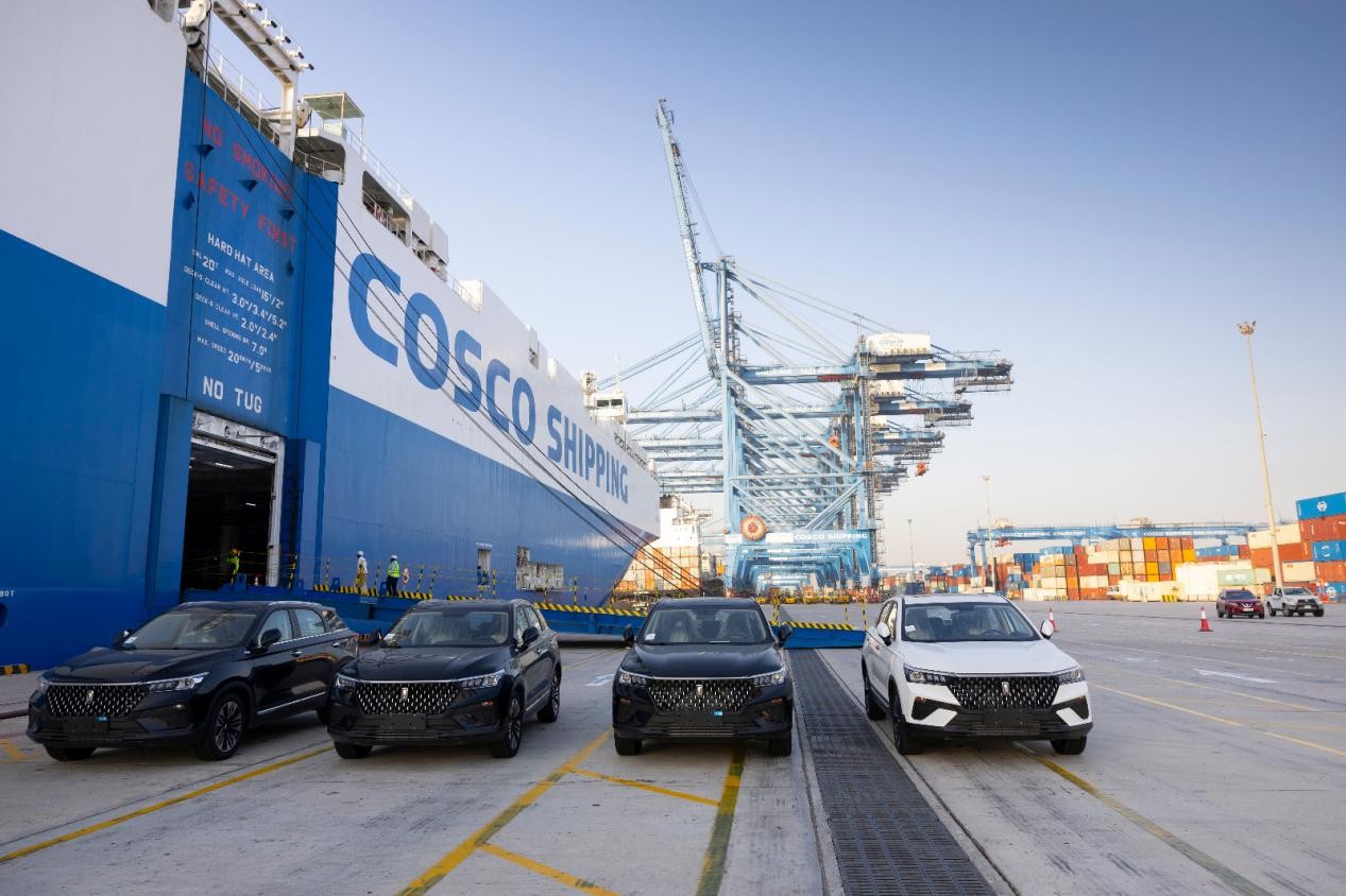 “黄河口”轮靠泊中远海运港口阿布扎比码头。中远海运供图