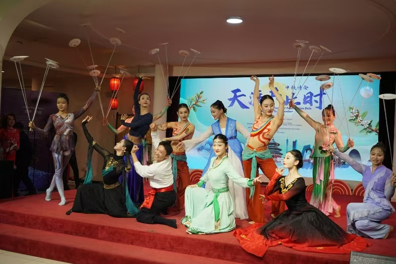 深圳文艺代表团演员表演杂技《转碟·蝶影》 尼日利亚中国文化中心供图