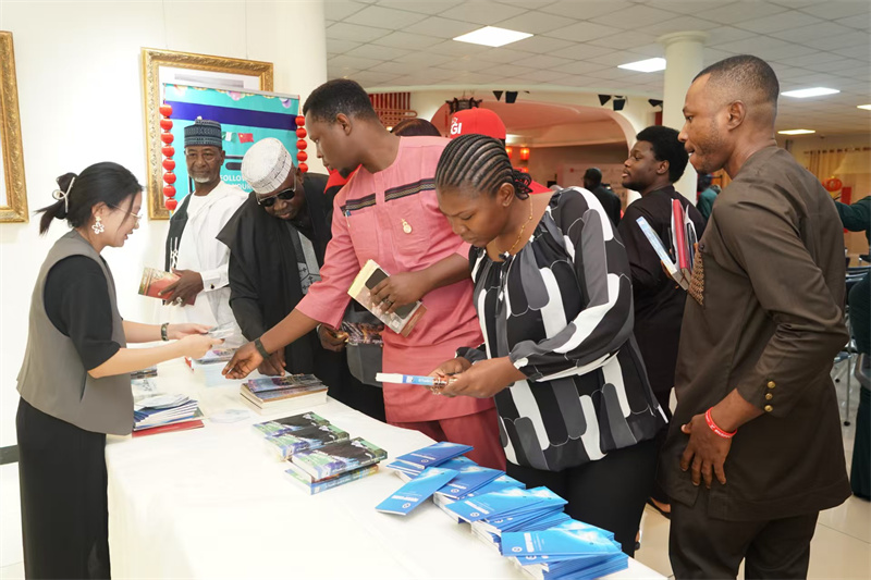 尼日利亚观众满怀兴致地查看深圳改革开_放成就资料 尼日利亚中国文化中心供图