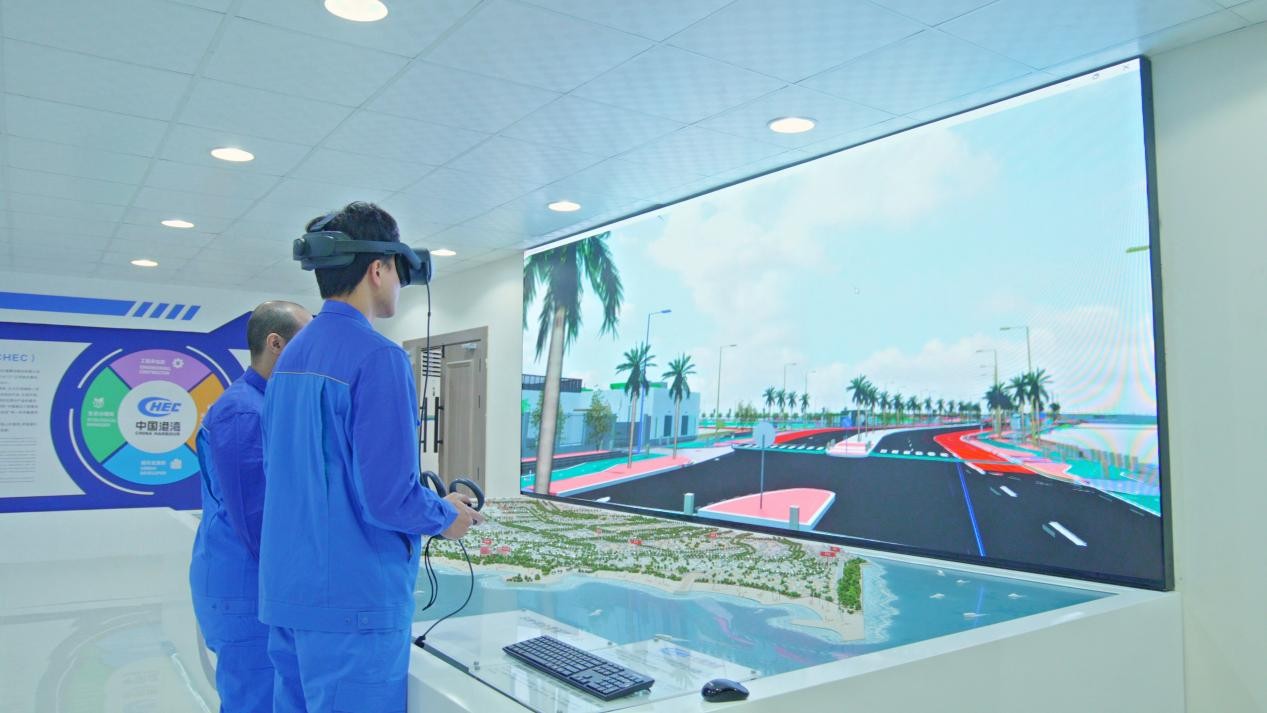 工作人员通过VR设备在BIM模型中进行沉浸式漫游。中交四航局供图