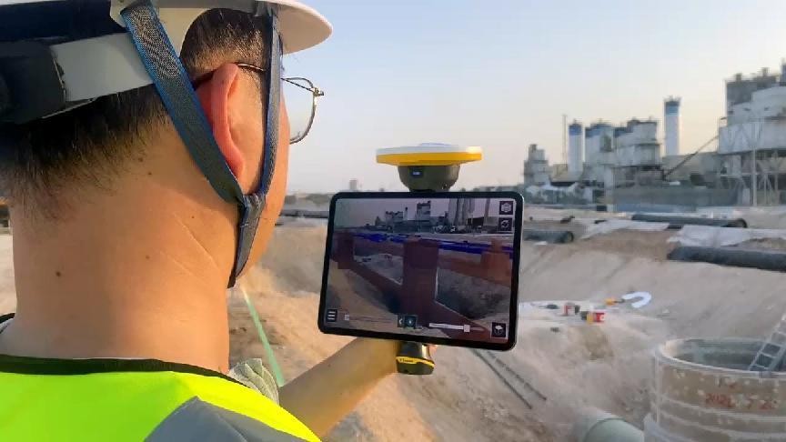 工作人员使用AR设备查看“孪生”工地。陈晖摄