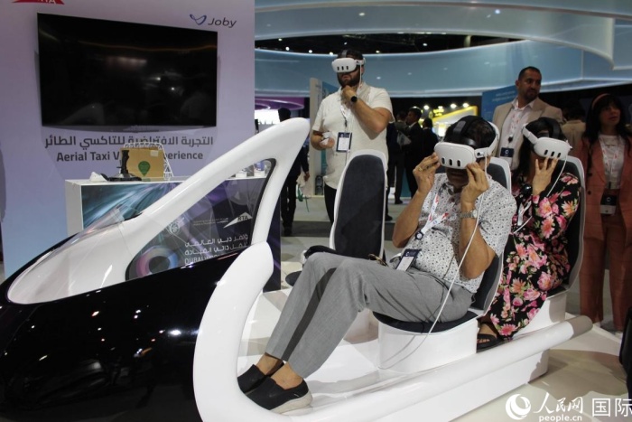 参观者在体验自动驾驶VR。人民网 杰勒德·阿勒费尔摄