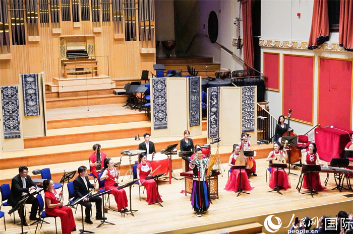 贵州文演集团的精彩演出赢得观众阵阵掌声。杨浩鹏摄