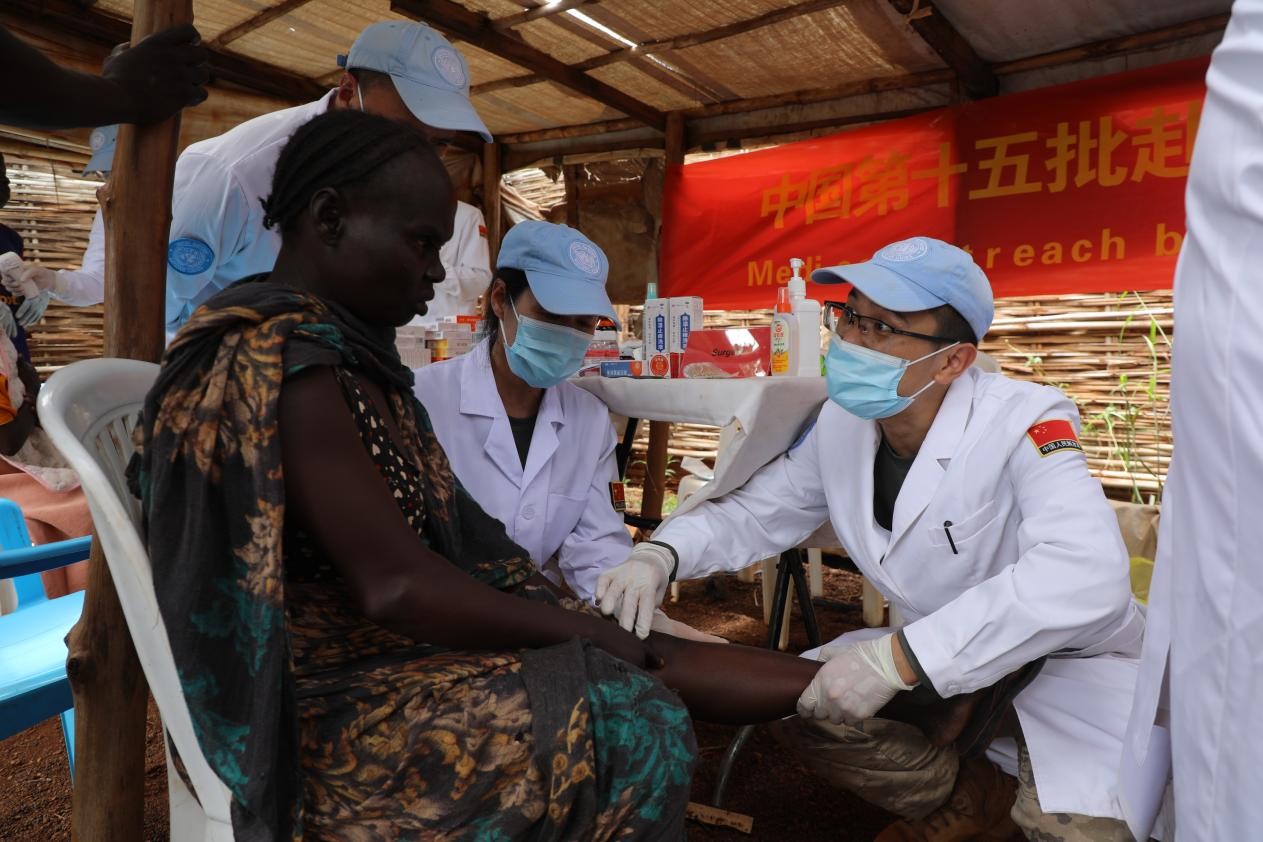 义诊现场。向成 摄