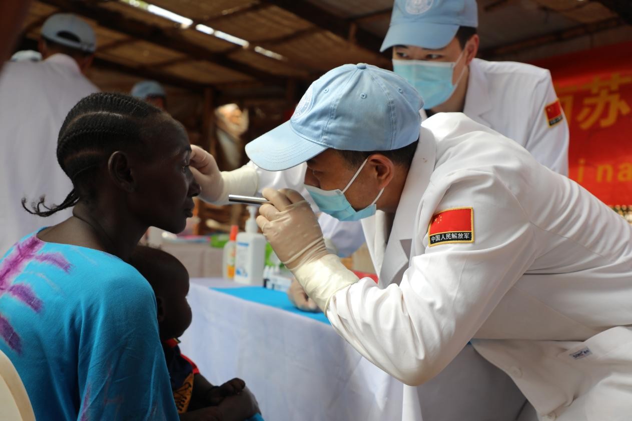 义诊现场。向成 摄