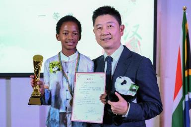 中国驻开普敦总领馆副总领事汤长安为马利颁奖。斯坦陵布什大学孔院供图