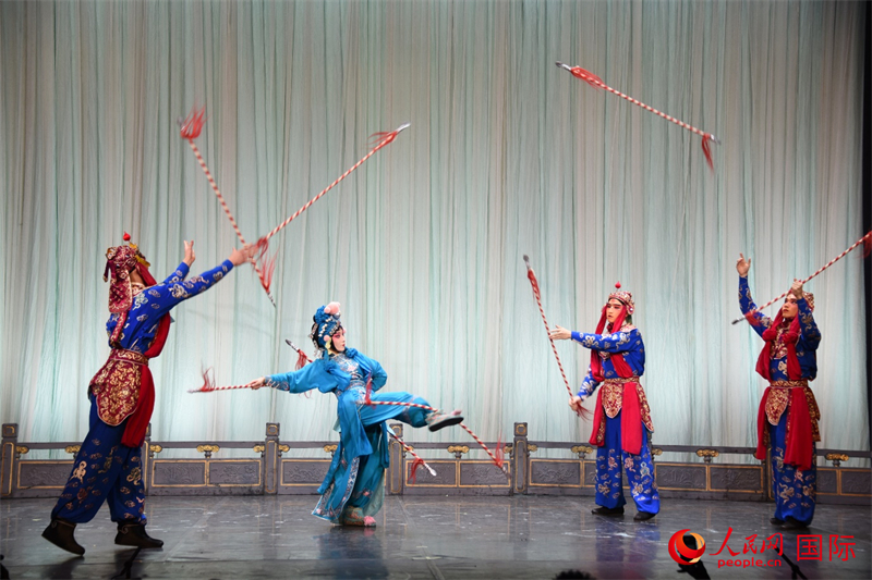 《白蛇传》剧照。人民网记者 殷淼摄