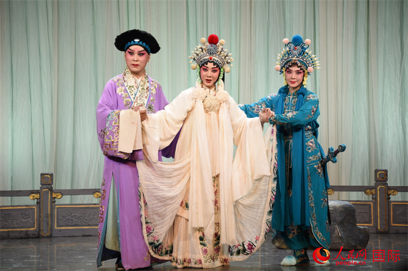 《白蛇传》剧照。人民网记者 殷淼摄