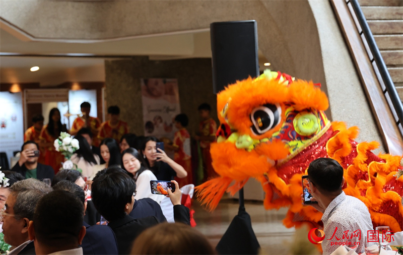 庆典仪式上精彩的中菲文化表演,引来出席嘉宾拍照留念。人民网记者 樊帆摄