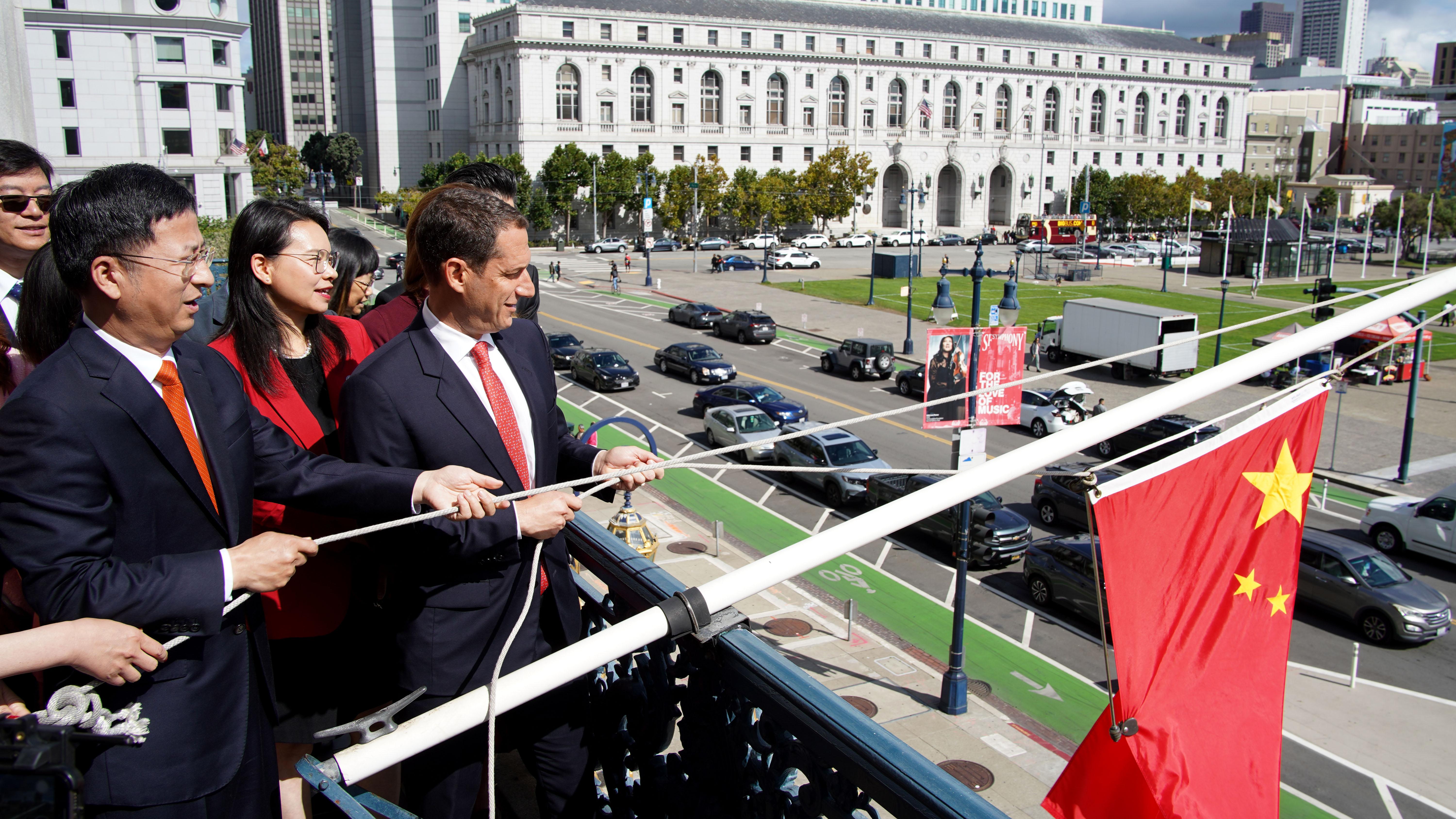 在旧金山市政厅阳台,中国驻旧金山总领事张建敏(左一),与旧金山市长丹尼尔·罗里(右一)一起升起中国国旗。谢为人摄