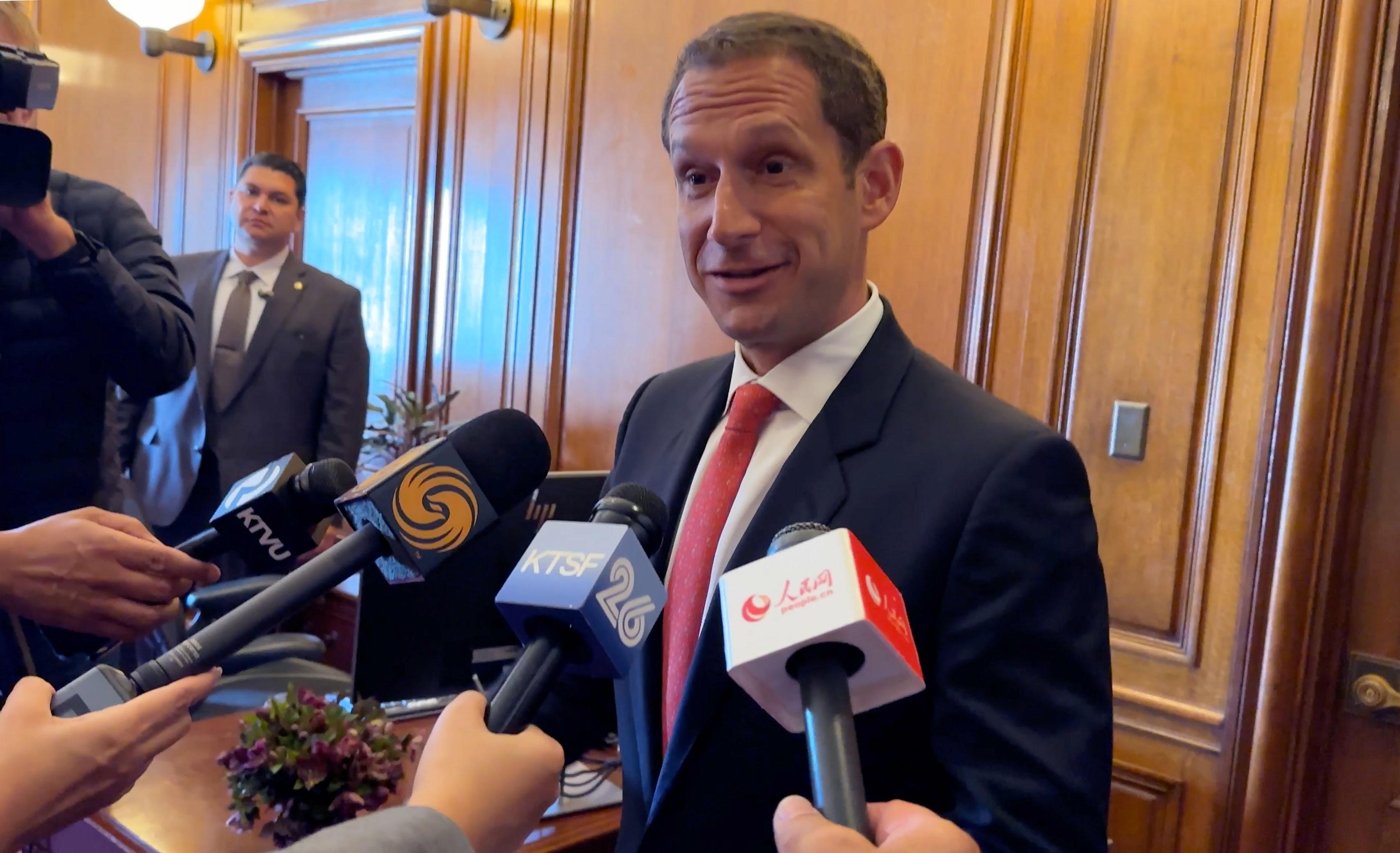 旧金山市长罗里接受记者采访。谢为人摄