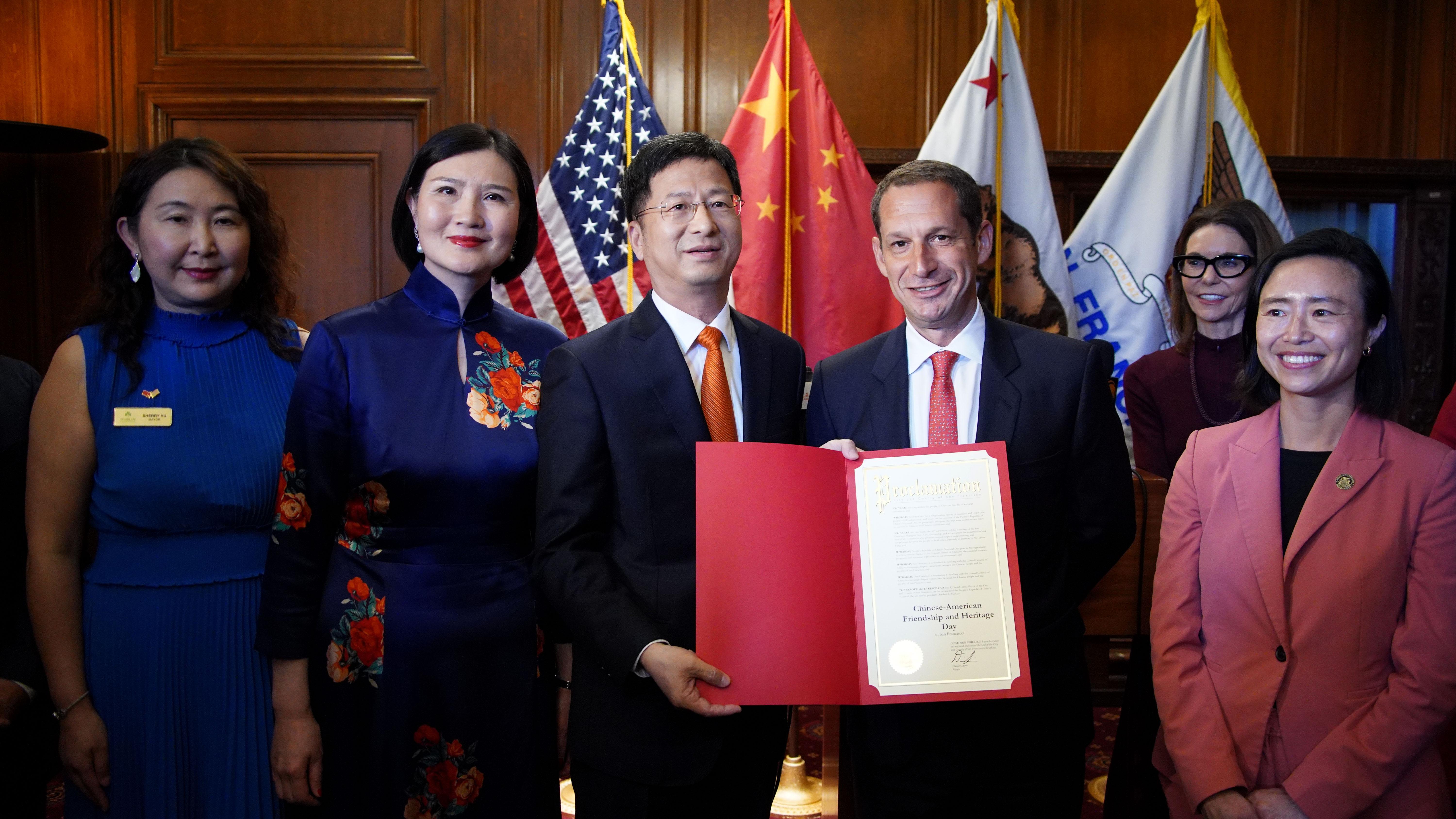 在旧金山市政厅,中国驻旧金山总领事张建敏(左三),接过旧金山市长丹尼尔·罗里(左四)颁发的宣言证书,罗里指定 2025 年 9 月 30 日为 “中美友谊与文化传承日”。 谢为人摄
