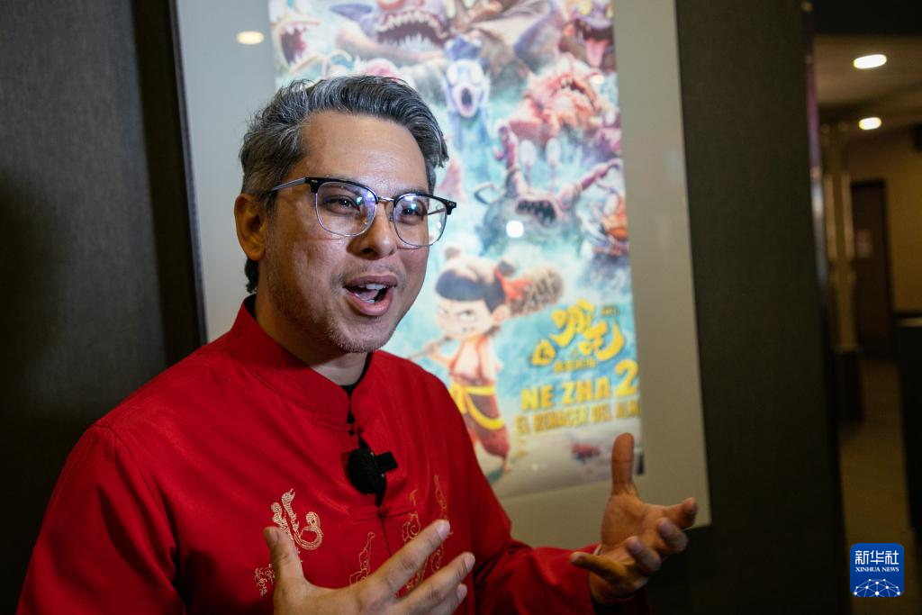 9月29日，在巴拿马首都巴拿马城，活动主办方、当地电影自媒体“有味电影”创始人伊尔德丰索·李接受采访。新华社发（丹尼尔·冈萨雷斯摄）