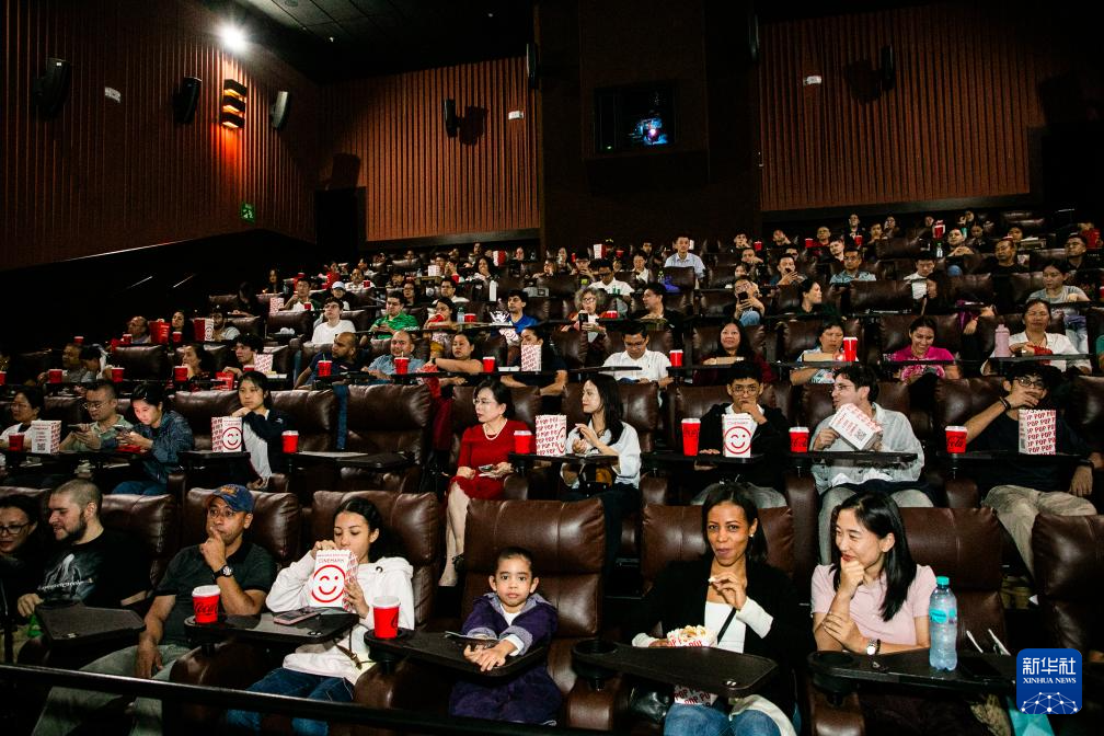 这是9月29日在巴拿马首都巴拿马城拍摄的首映现场。新华社发（丹尼尔·冈萨雷斯摄）