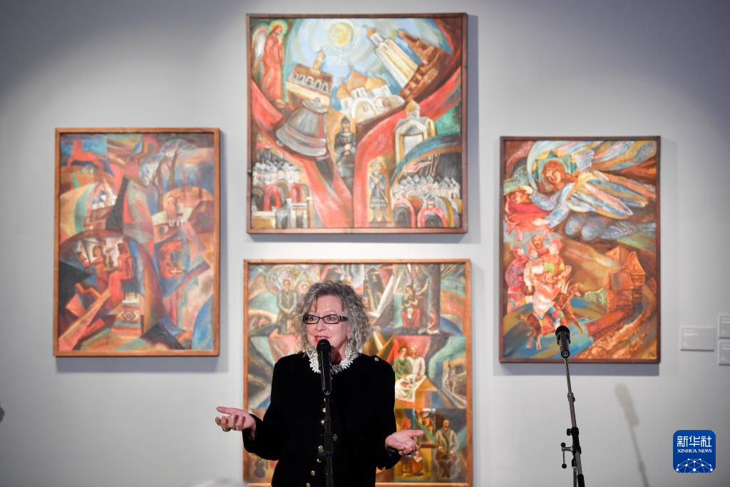 9月30日，在俄罗斯莫斯科电影制片厂画廊，伊琳娜·扎哈罗娃在“命运之织”艺术展开幕式上讲话。新华社发（亚历山大摄）