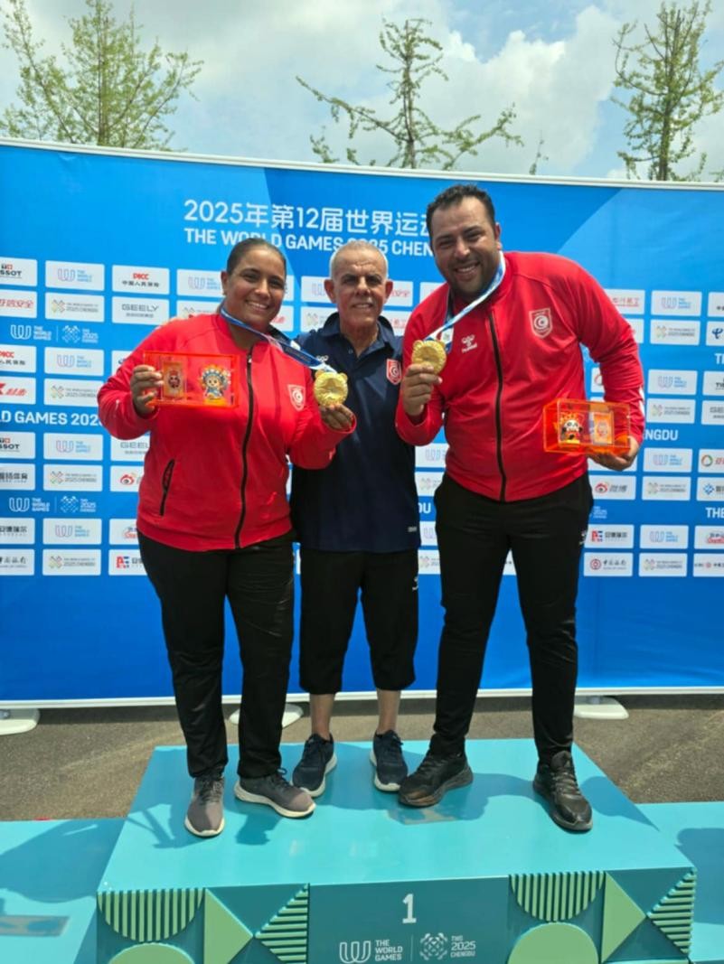 阿布德（中）同获得世运会混合双人比赛冠军的突尼斯选手合影。受访者供图