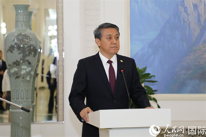 图为王亚军大使在招待会前致辞。 人民网记者 刘融摄