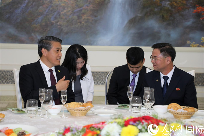 图为王亚军大使与金承灿委员长亲切交谈。 人民网记者 刘融摄