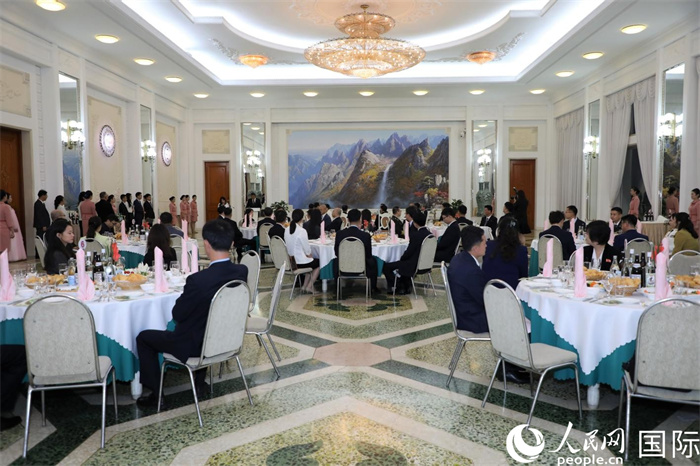 9月30日晚,朝鲜对外文化交流协会和朝中友好协会在平壤玉流馆举行招待会,庆祝中华人民共和国成立76周年。 人民网记者 刘融摄