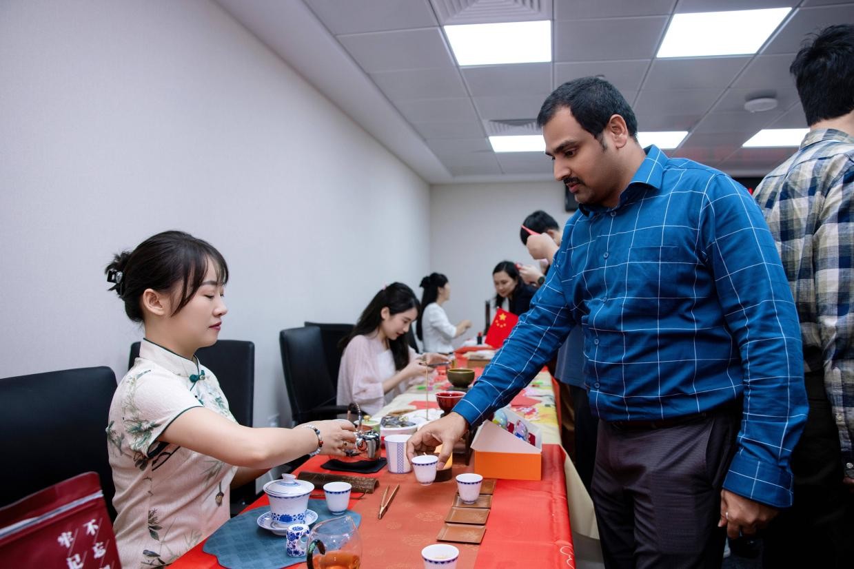 品尝中国茶。中建中东供图