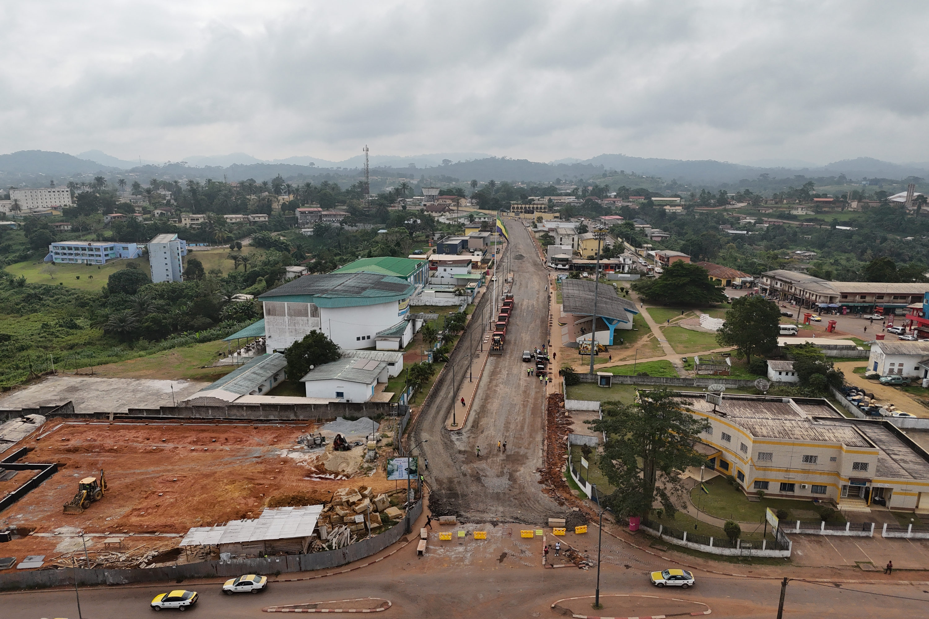 奥耶姆市独立大街道路翻修施工前。姚佳晨摄