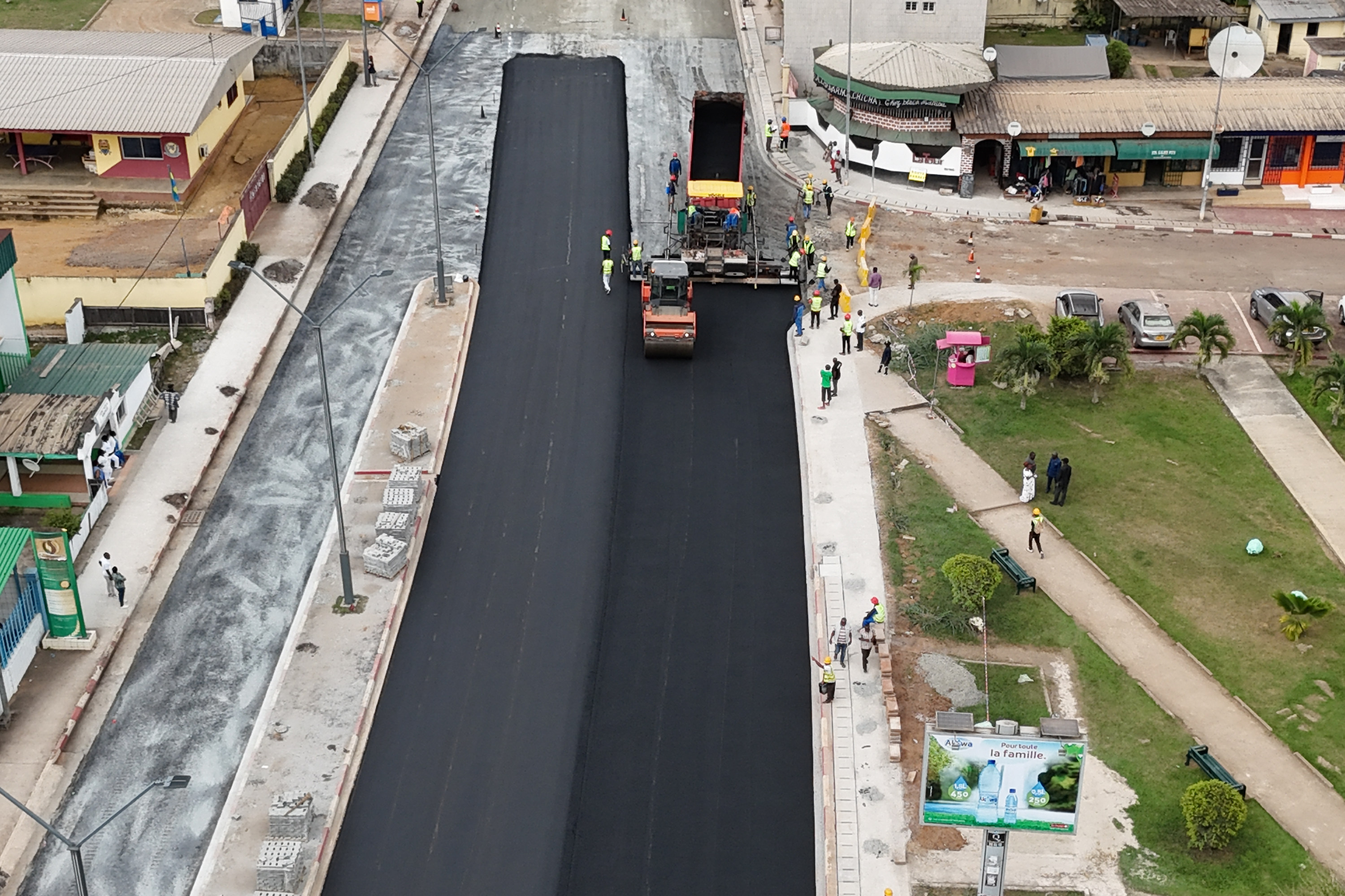 奥耶姆市独立大街道路翻修施工。姚佳晨摄
