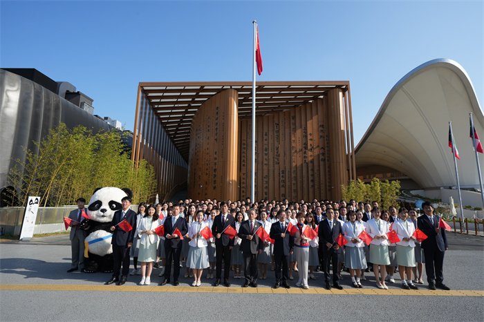10月1日，大阪世博会中国馆举行国庆升旗仪式。中国贸促会供图