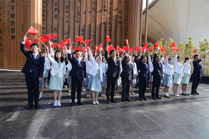 10月1日，大阪世博会中国馆举行国庆升旗仪式。中国贸促会供图