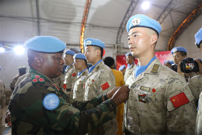 联阿安全部队为中国维和官兵授勋。秦英章 摄