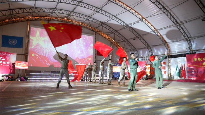 中国维和官兵表演歌伴舞《红旗飘飘》。秦英章 摄