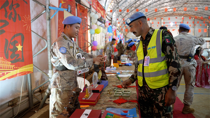 中国维和官兵向外军介绍中国文化。陆振宝 摄